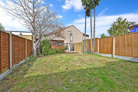 8 Dowding Way, Hornchurch, RM12 5AH