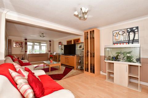 8 Dowding Way, Hornchurch, RM12 5AH