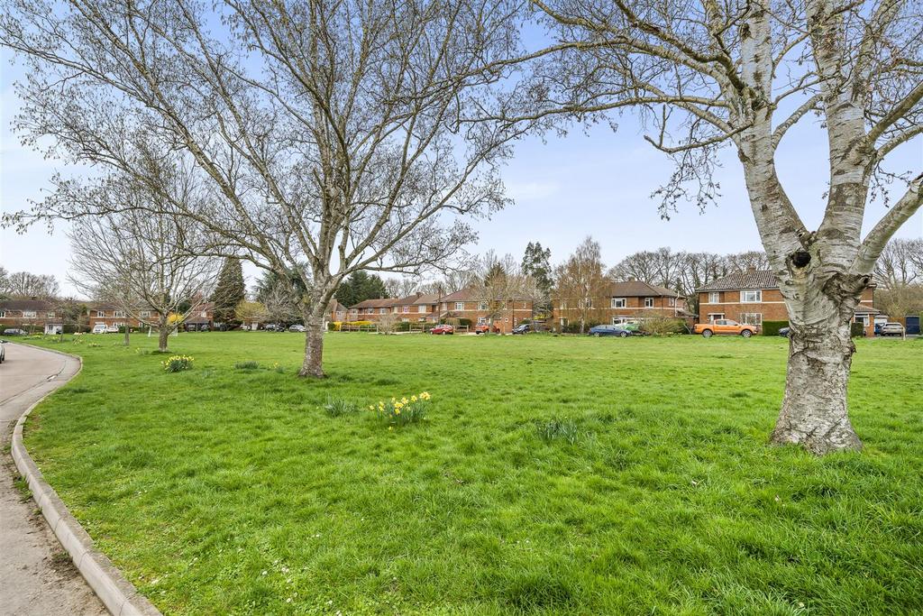 Nightingale Crescent, West Horsley 3 bed semidetached house £680,000