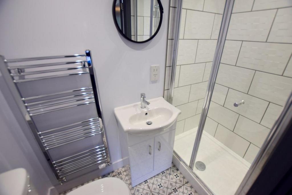 Room 2 Ensuite