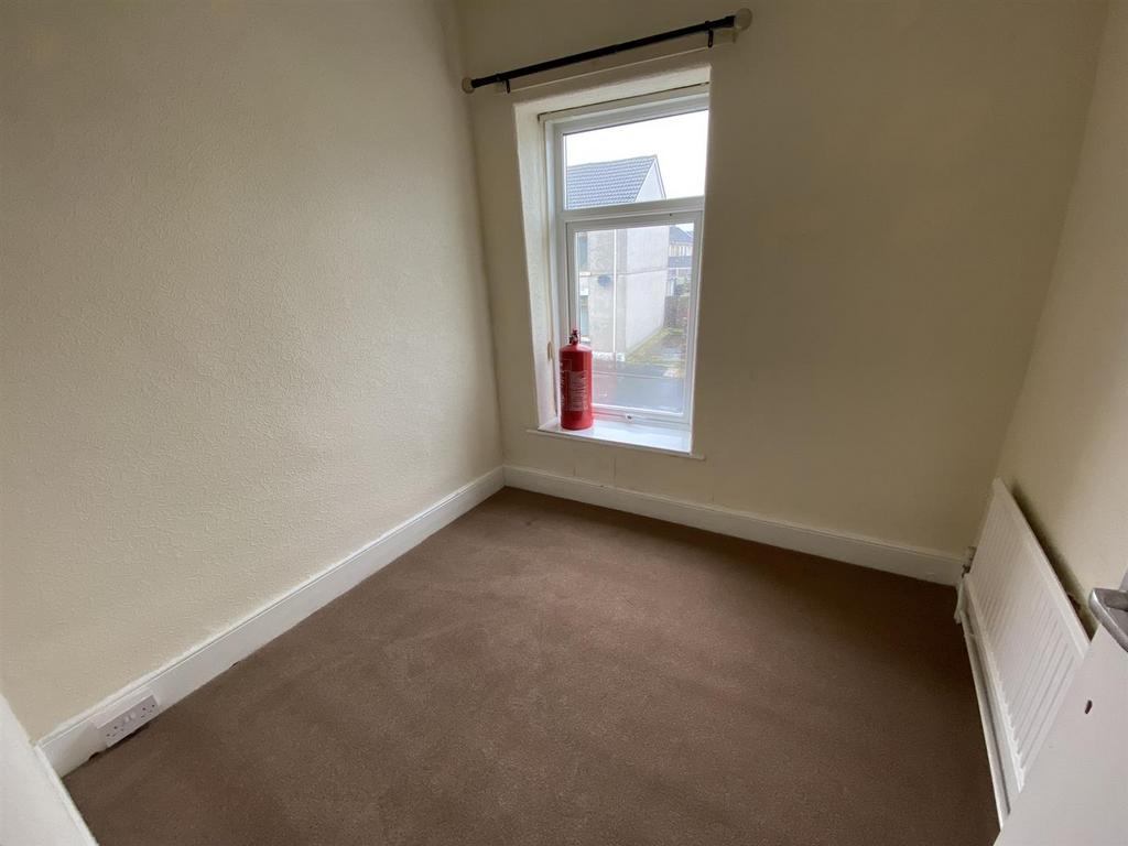 Lakefield Road, Llanelli 2 bed flat £625 pcm (£144 pw)