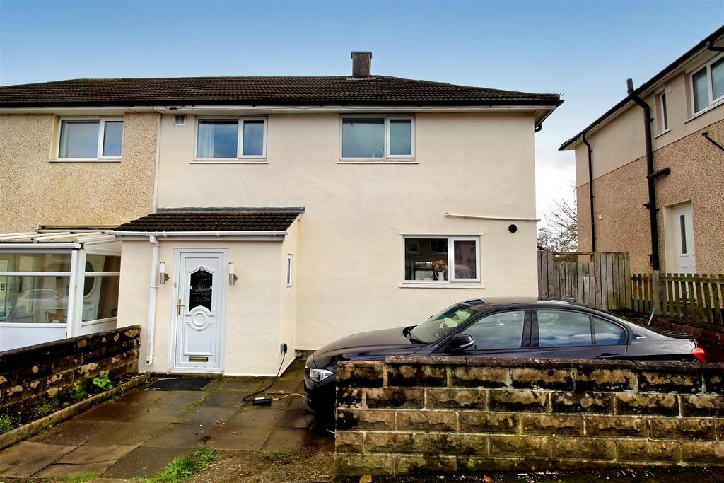 Fernside Avenue, Almondbury, Huddersfield, HD5 8PF 3 bed semidetached
