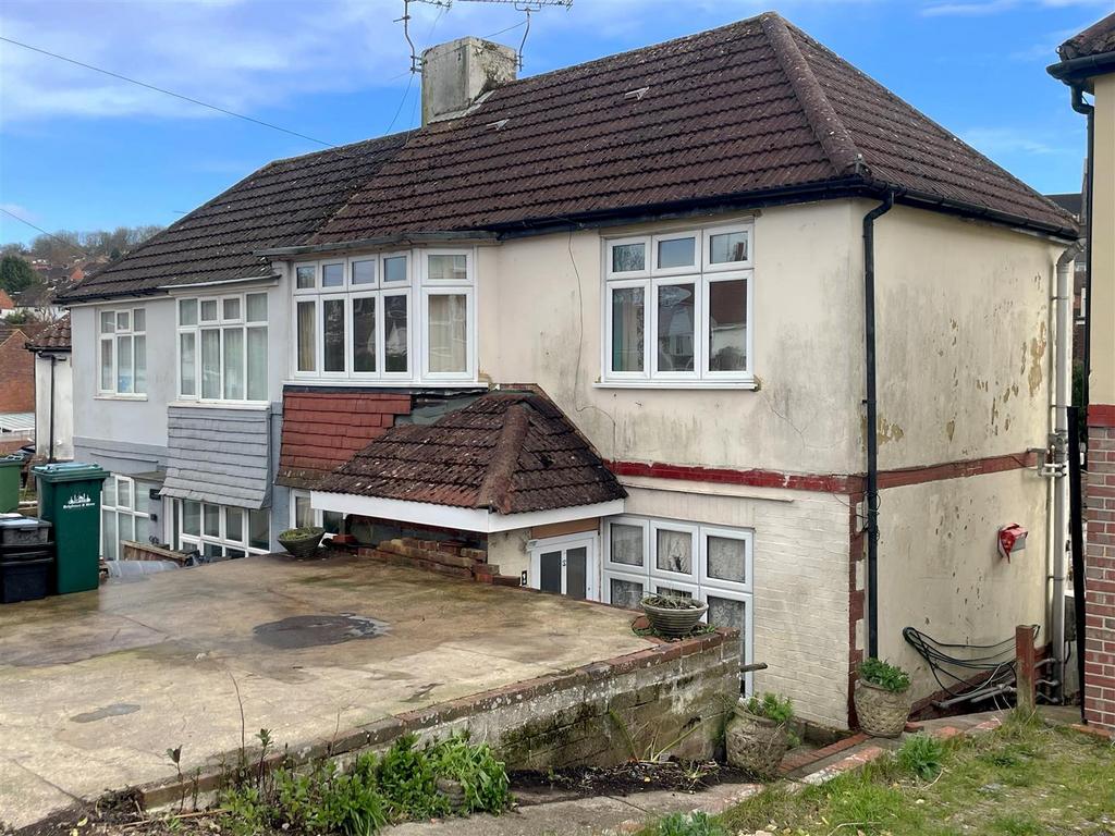 Carden Crescent, Brighton 3 bed semidetached house £350,000