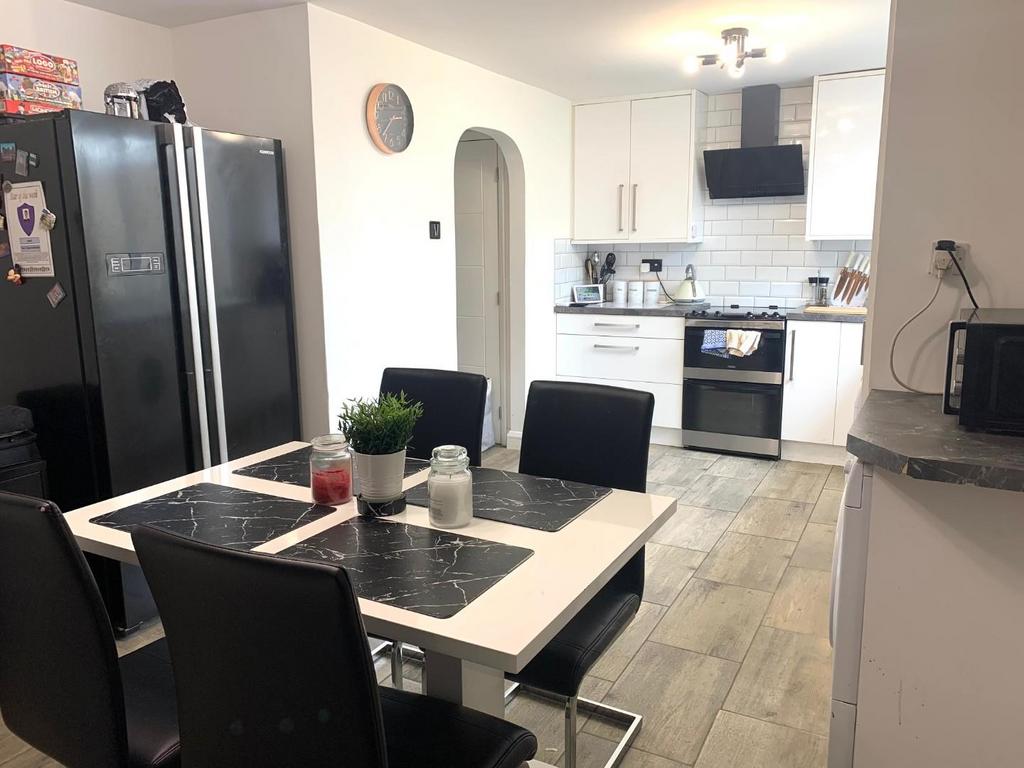 Preston Court, Lumbertubs, Northampton NN3 3 bed terraced house £210,000