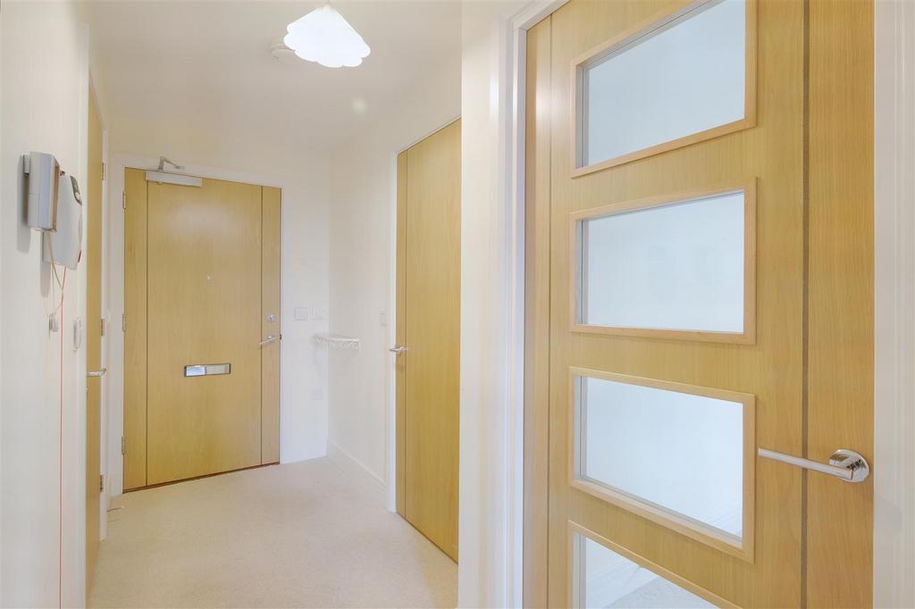 8547545-interior16.JPG