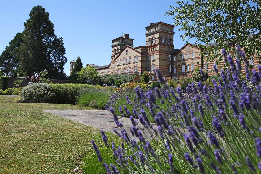 Southdowns Park, Haywards Heath 2 bed flat for sale £230,000
