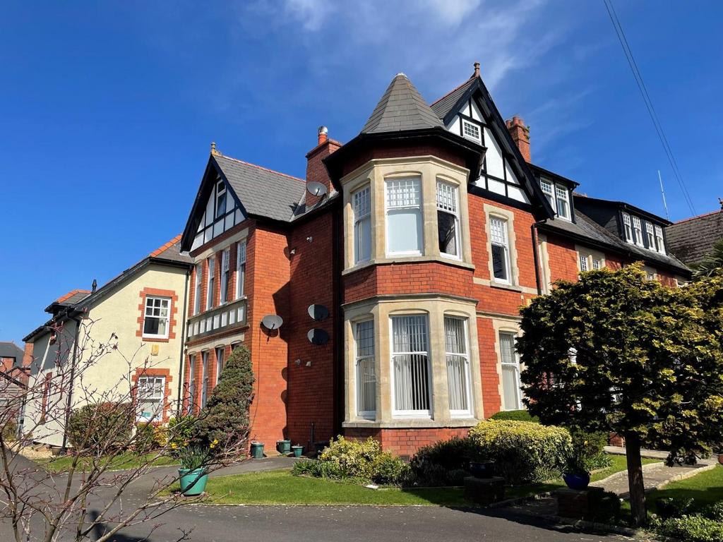 37 Victoria Road, Penarth 2 bed flat for sale - £345,000