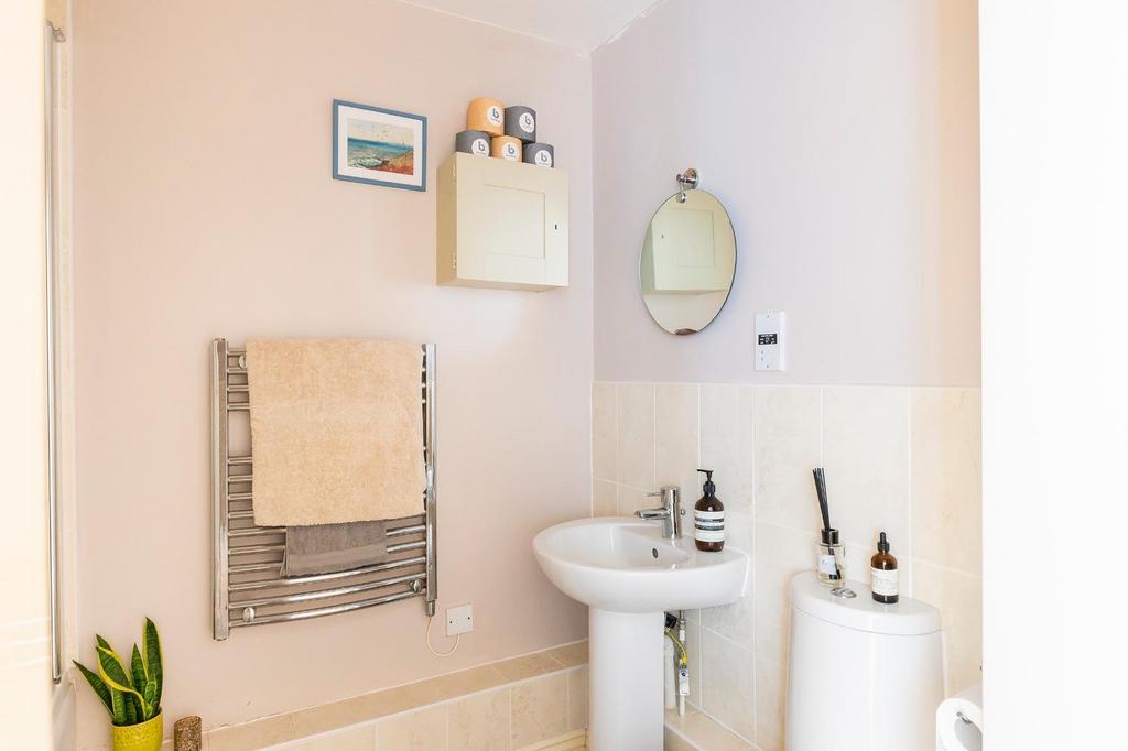 ESOUHRELLUM76 - Bathroom B.jpg
