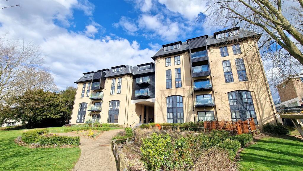 Great Baddow, Chelmsford 2 bed apartment for sale £325,000