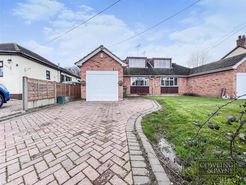 Gardiners Lane North, Crays Hill, Billericay 3 bed chalet for sale £