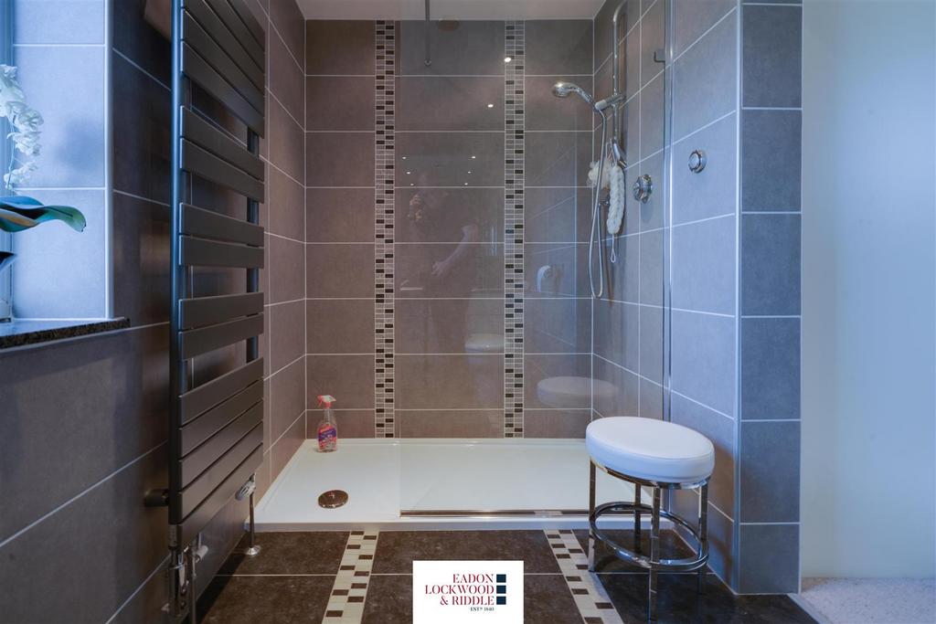 Bedrroom 2 Ensuite 1.jpg