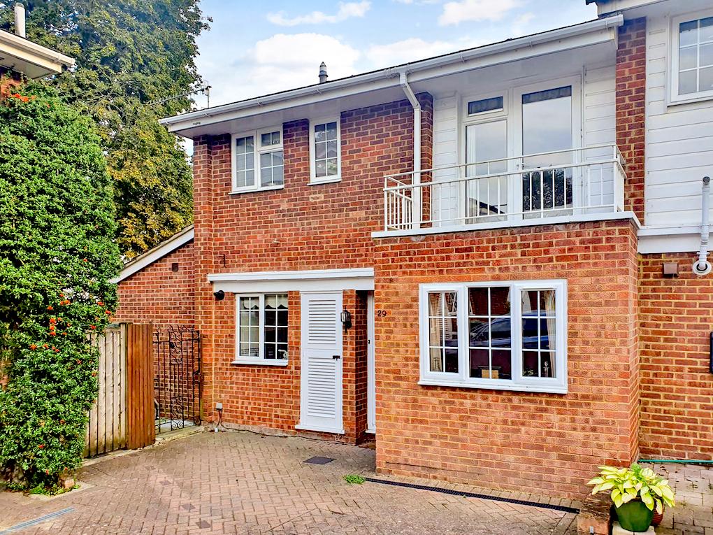 Milton Close, HenleyonThames RG9 3 bed end of terrace house for sale