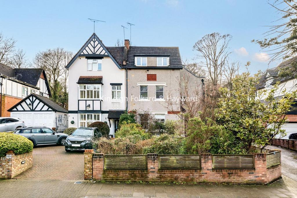Lower Camden, Chislehurst 2 bed flat £375,000