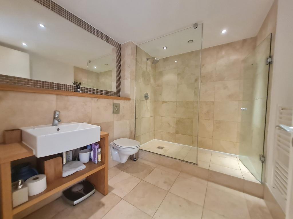 E suite bathroom