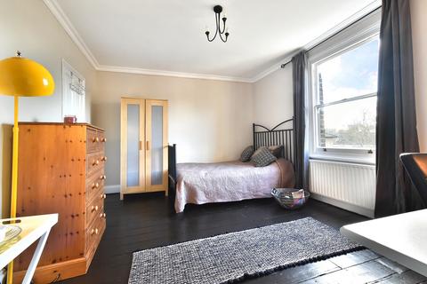 1 bedroom in a house share to rent, Burton Road, London SW9