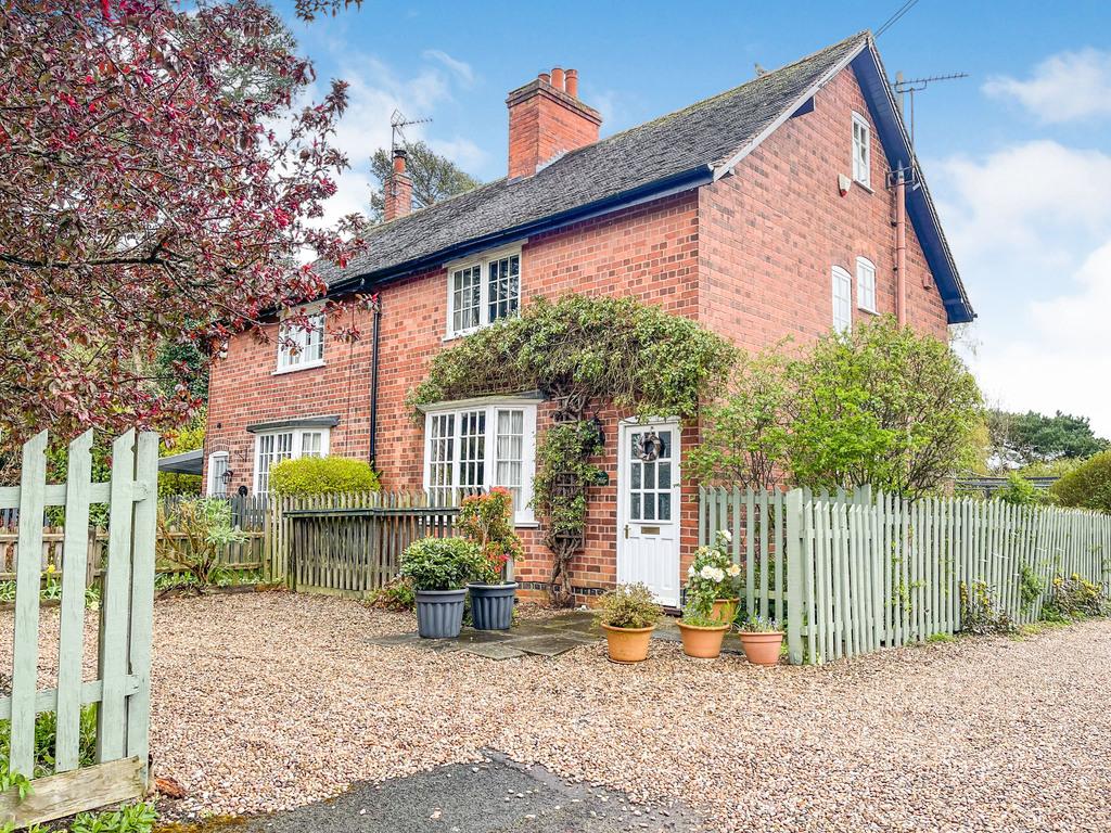 Evington Lane, Evington Village, Leicester 3 bed semidetached house