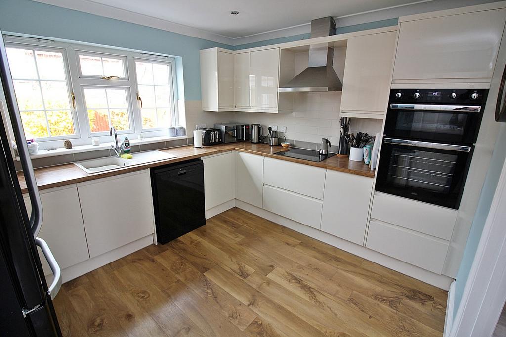 Bedford Road, BartonLeClay, MK45 4LP 4 bed detached house for sale