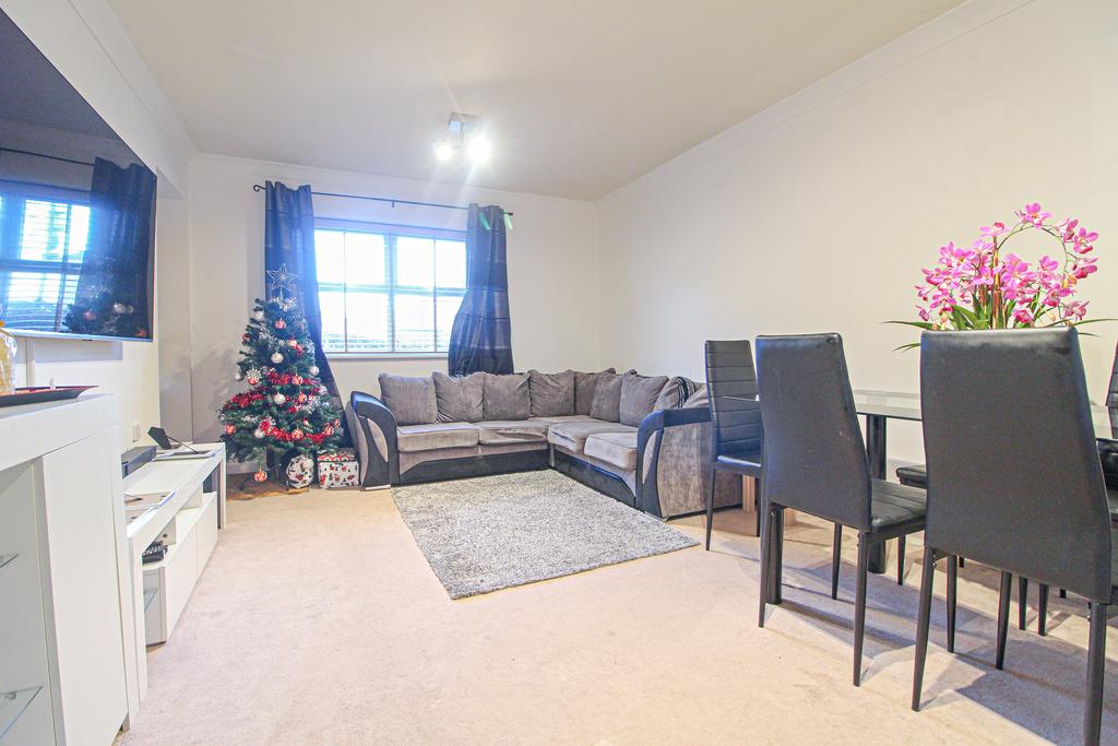 International Way, SUNBURYONTHAMES... 2 bed apartment £1,600 pcm (£