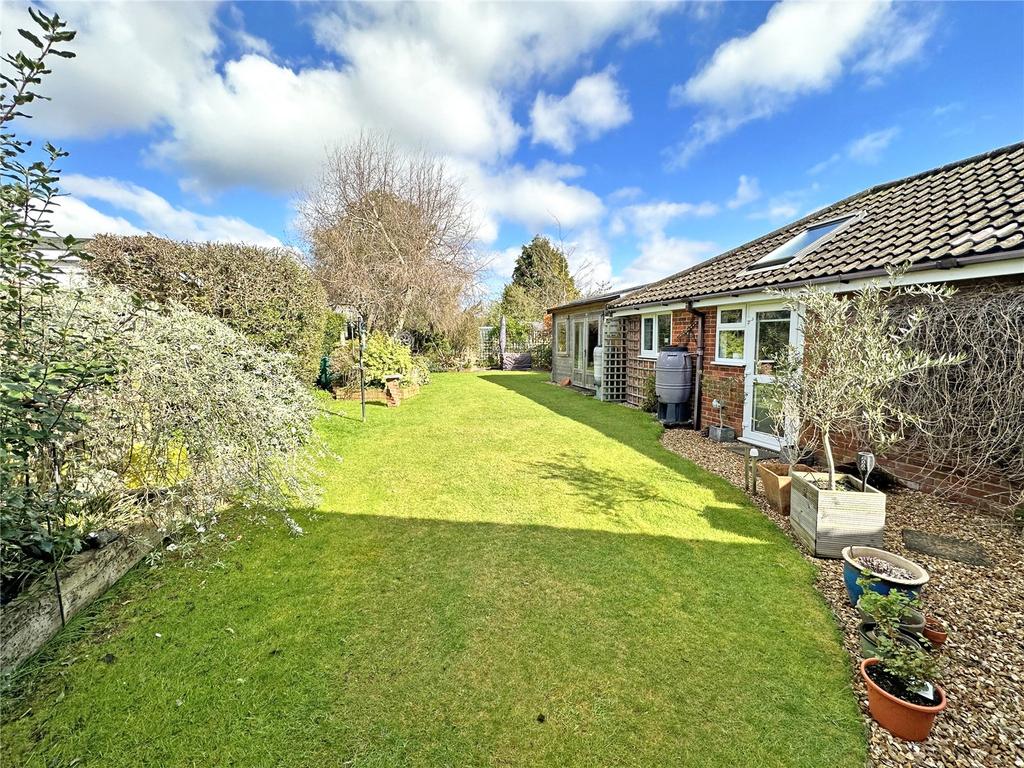 Sky End Lane, Hordle, Lymington, Hampshire, SO41 3 bed bungalow for