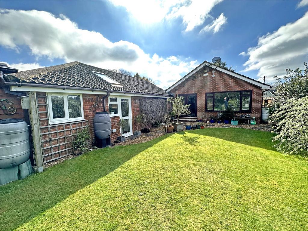 Sky End Lane, Hordle, Lymington, Hampshire, SO41 3 bed bungalow for
