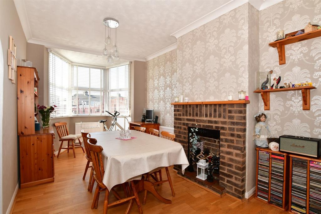 Milton Road, Kent 4 bed end of terrace house for sale £
