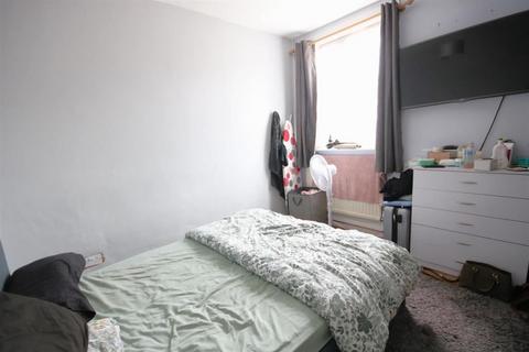 Flat 4, 17 The Avenue, Datchet, Slough, SL3 9DQ