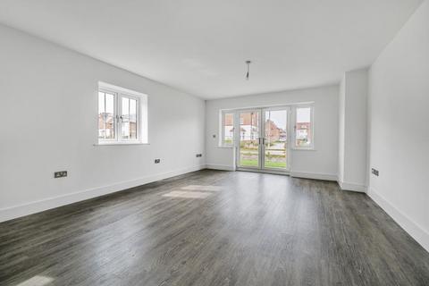 2 bedroom apartment to rent, Warfield