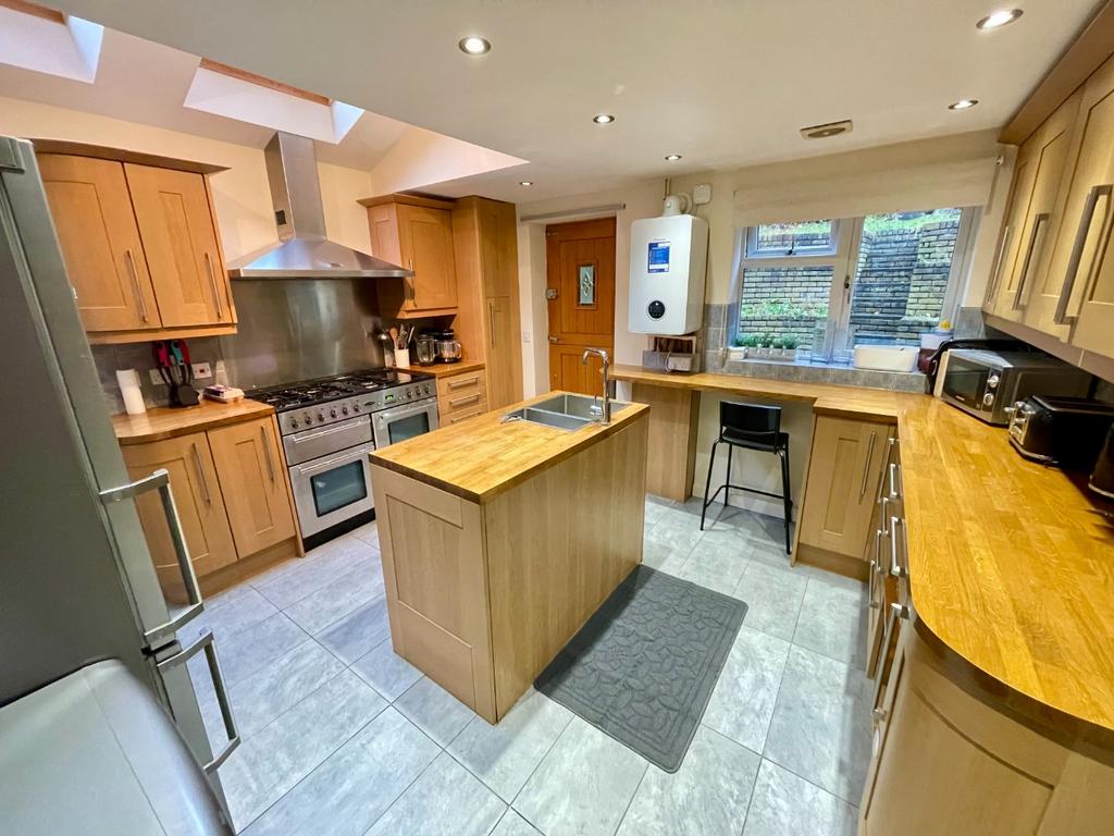 Wardown Crescent, Luton, Bedfordshire, LU2 7JT 3 bed semidetached