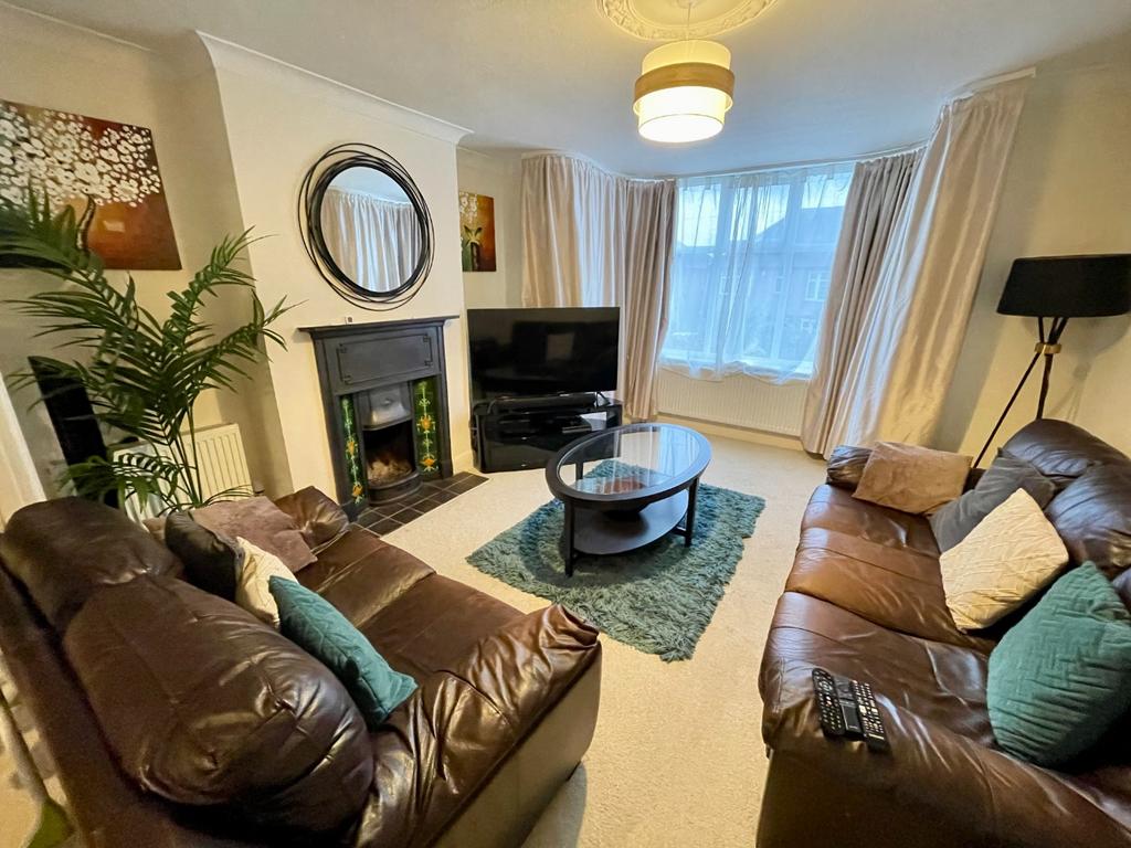 Wardown Crescent, Luton, Bedfordshire, LU2 7JT 3 bed semidetached