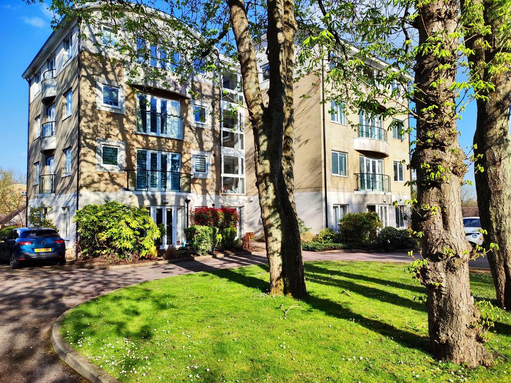 Russell Road, Cranbourne, Basingstoke, RG21 2 bed flat £210,000