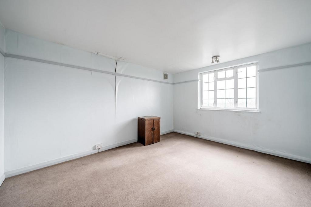 Streatham Common North, Streatham 3 bed flat for sale £325,000