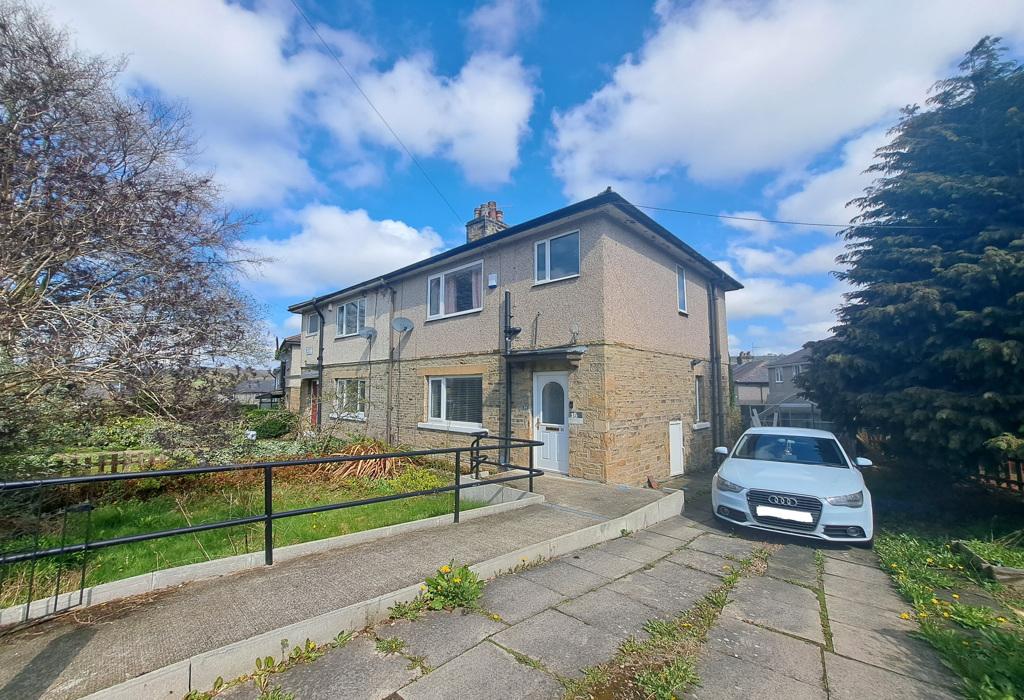 Carlton Avenue, Shipley, West Yorkshire 3 bed semidetached house for
