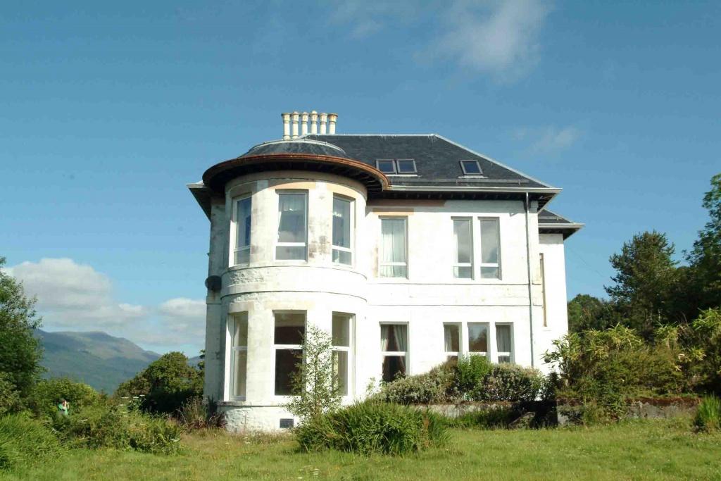 2 Bellcairn House Shore Road, Cove, G84 0NX 3 bed flat £900 pcm (£208 pw)