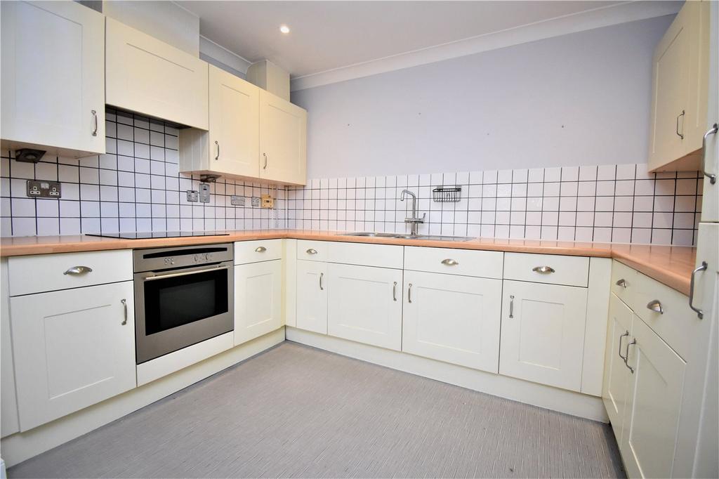 Hartley Wintney, Hook RG27 2 bed apartment to rent £1,495 pcm (£345 pw)