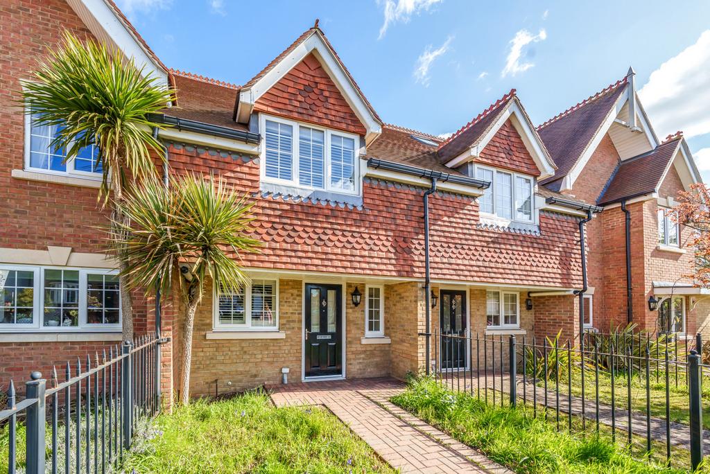 Hersham Road, Walton On Thames, KT12 3 bed terraced house to rent £