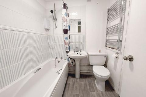 1 bedroom flat for sale, Merrylands Court, Great Bookham KT23