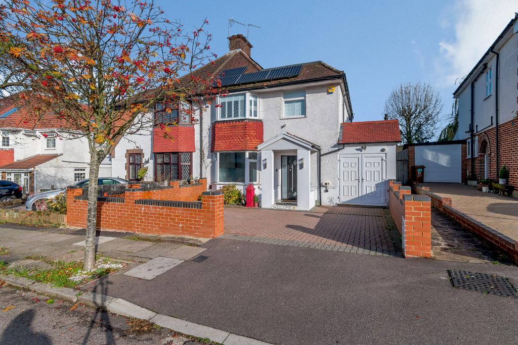Rosecroft Walk, Pinner, HA5 4 bed semidetached house for sale £999,950