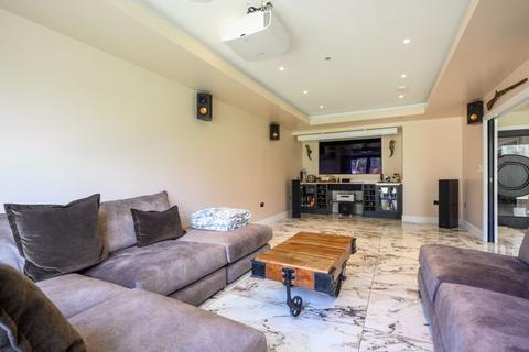 56b Thistledene, Thames Ditton, KT7 0YJ
