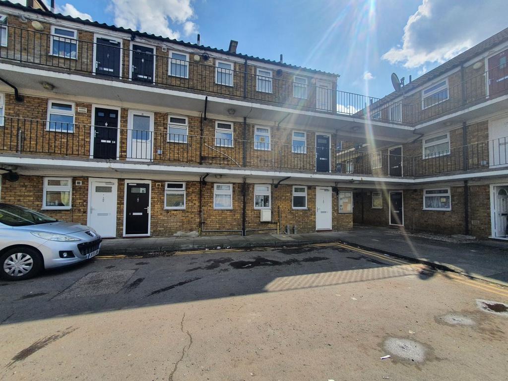 Inglehurst Gardens, Redbridge 1 bed flat £1,200 pcm (£277 pw)