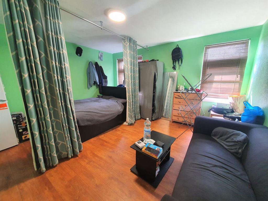 Inglehurst Gardens, Redbridge 1 bed flat £1,200 pcm (£277 pw)