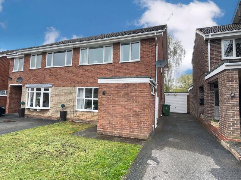 WOMBOURNE, Longford Close 3 bed semidetached house £265,000