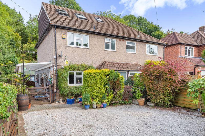 Caterham Drive, Coulsdon CR5 4 bed semidetached house £570,000