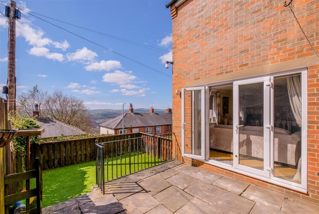 Plane Tree Nest, Halifax 3 bed detached house for sale £210,000