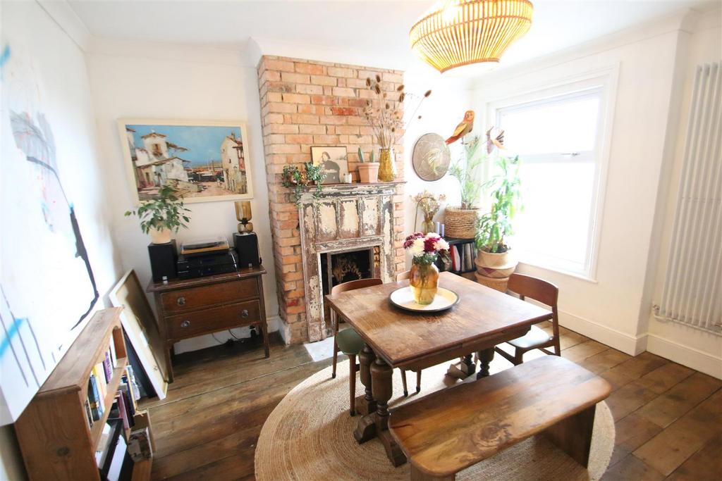 Campbell Road, Salisbury 3 bed terraced house £365,000