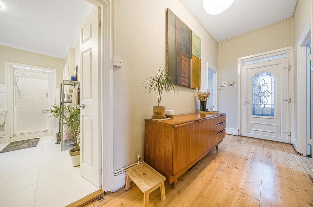 Elmer Road, London, SE6 2ER 2 bed flat £400,000