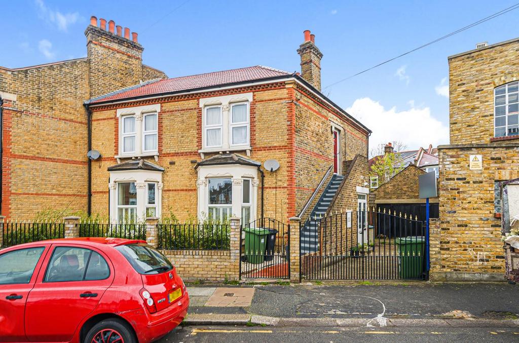 Elmer Road, London, SE6 2ER 2 bed flat £400,000