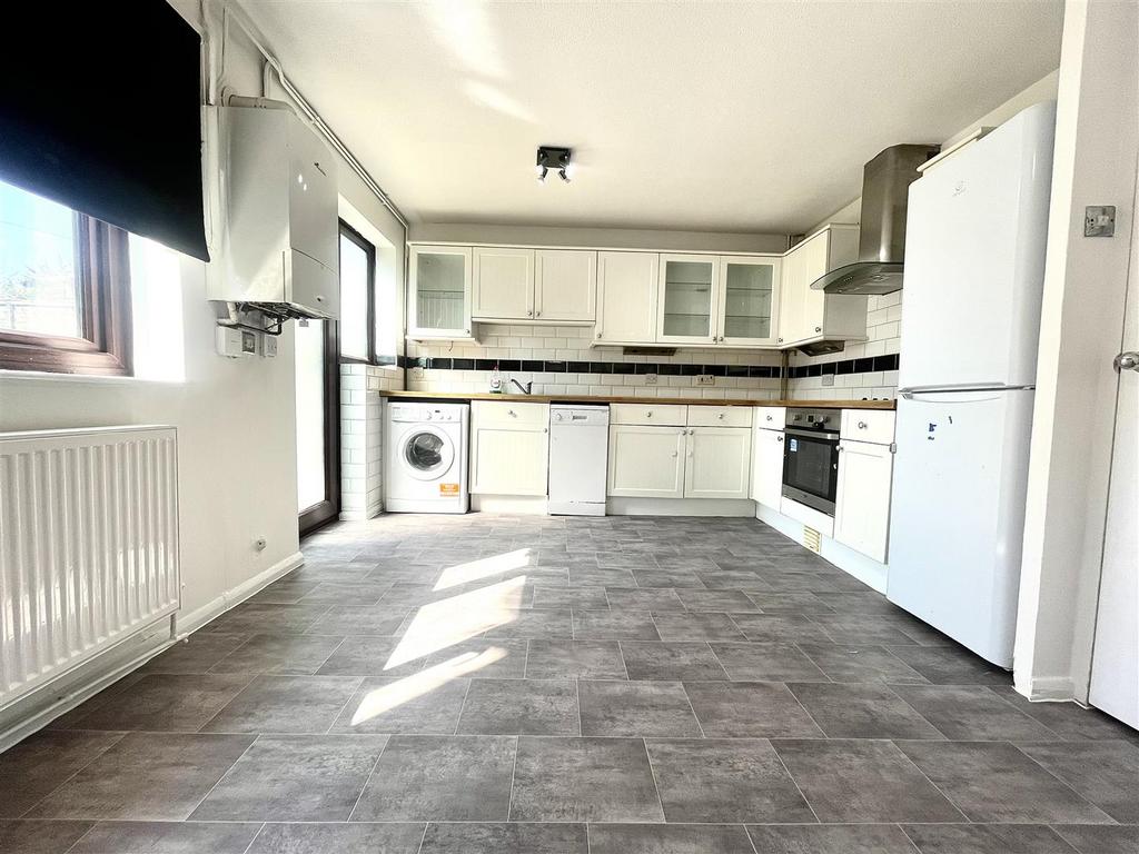 Beeston Drive, Cheshunt 3 bed terraced house £1,750 pcm (£404 pw)