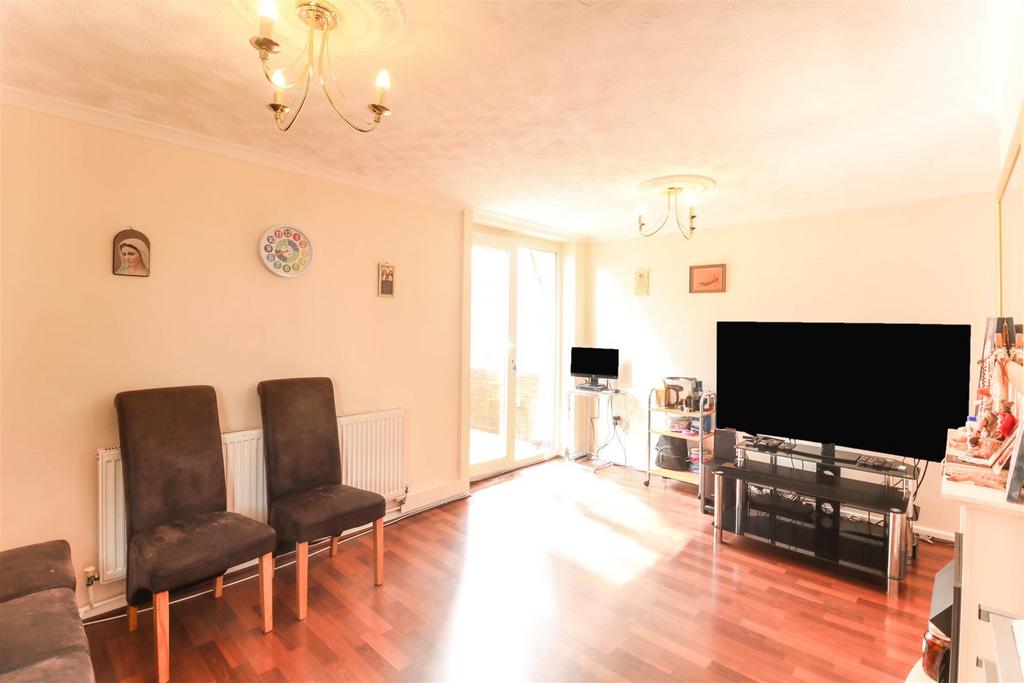Westfield, Harlow 2 bed detached house £400,000
