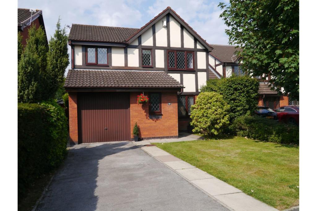 Broadwell Drive, Leigh 3 bed detached house for sale £334,995