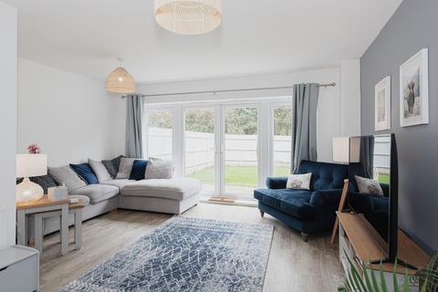 12 Dover Road, Tadworth, KT20 5FN